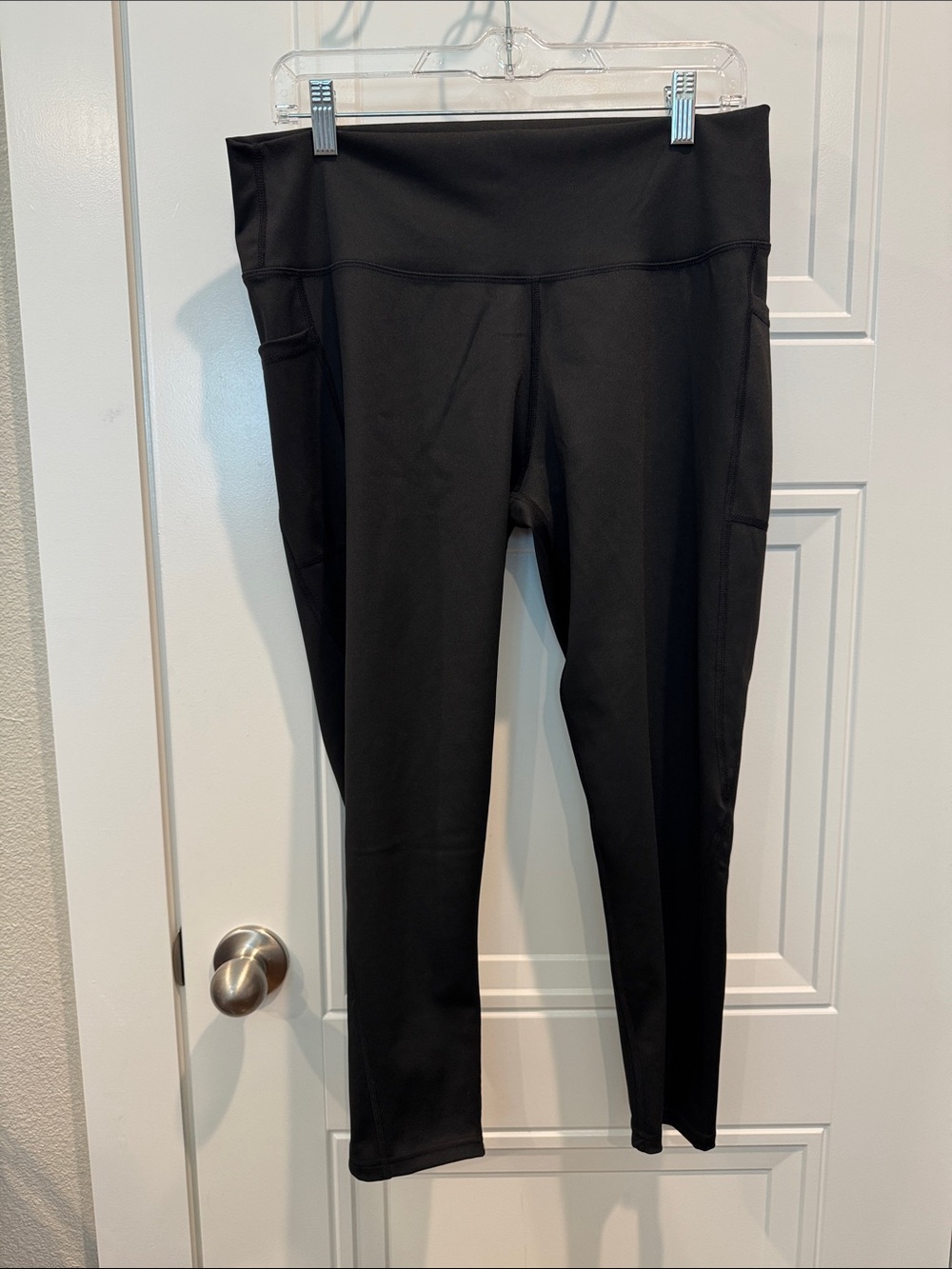 High-Waist Black Leggings with Side Pockets